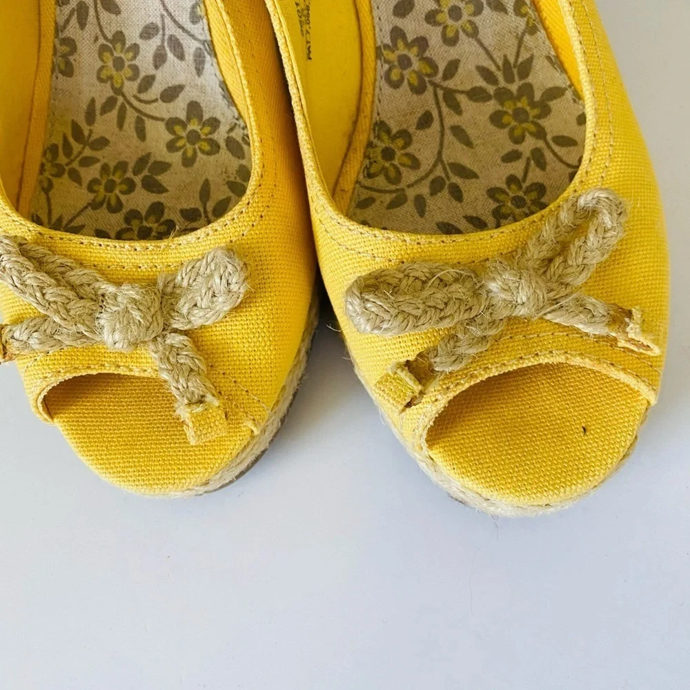 Zoe & Zac yellow canvas and jute wedges, Sz. 8